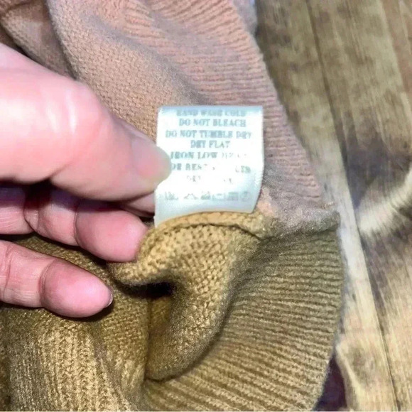 Very J size S mixed media v- neck sweater with light intentional piling. - Picture 7 of 7